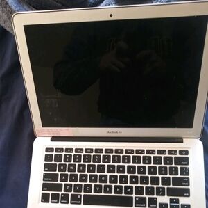 Apple MacBook Air - Sleek Silver Design